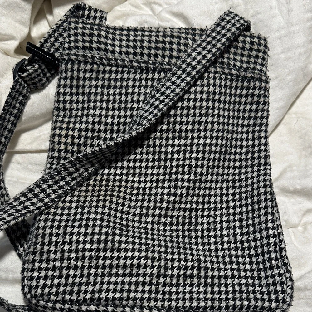 Kavu Houndstooth Crossbody Bag with Red Zipper‎